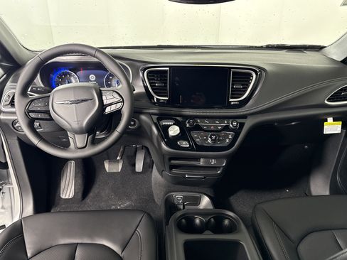 New 2026 Chrysler Pacifica Select image 15
