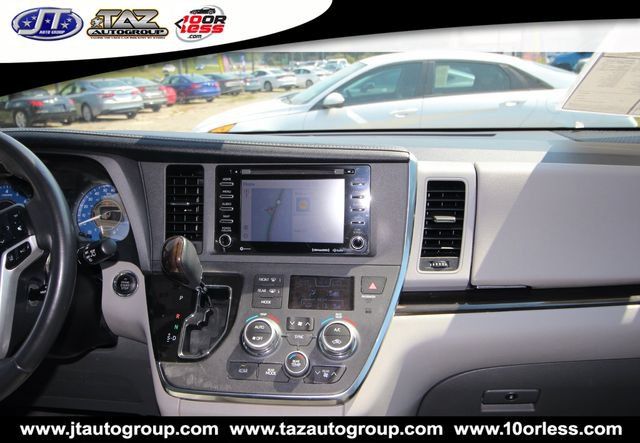 Used 2018 Toyota Sienna XLE Premium w/ Carpet Mat Package FWD image 22