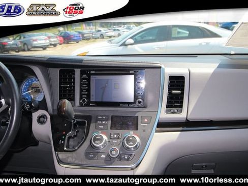 Used 2018 Toyota Sienna XLE Premium w/ Carpet Mat Package FWD image 22