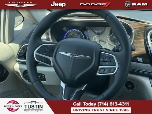 Used 2023 Chrysler Pacifica Limited FWD image 21
