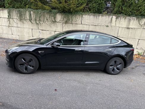 Used 2018 Tesla Model 3 Mid Range image 4