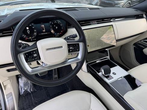 Used 2025 Land Rover Range Rover SE AWD/4WD image 3