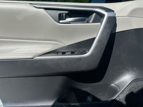Used 2020 Toyota RAV4 XLE Premium FWD image 13