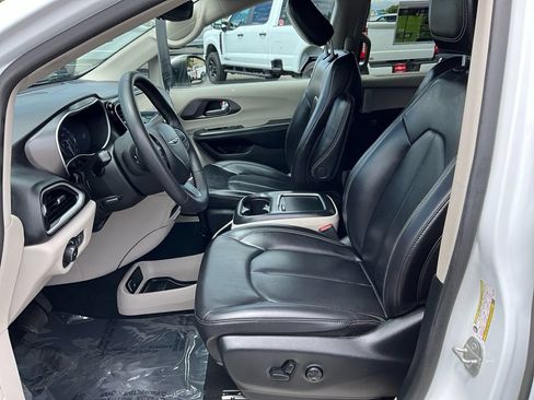 Used 2023 Chrysler Pacifica Touring-L FWD image 16