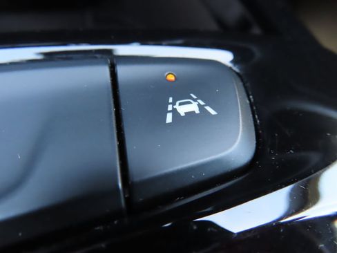Certified 2024 Chevrolet Trax RS w/ Sunroof Package FWD image 11