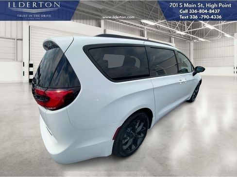 New 2026 Chrysler Pacifica Limited w/ S Appearance Package image 5