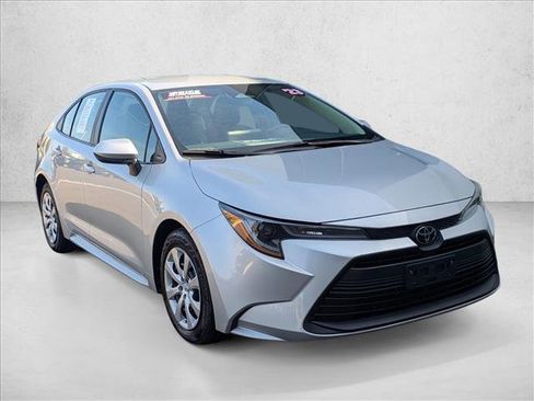 Used 2023 Toyota Corolla LE image 3