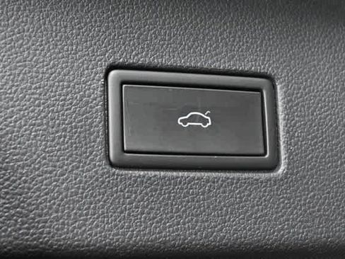 Certified 2022 Volkswagen Atlas SE w/ Panoramic Sunroof Package image 11