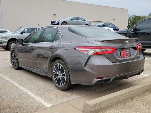 Used 2018 Toyota Camry SE FWD image 2