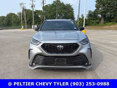 Used 2021 Toyota Highlander XSE FWD image 2