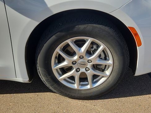Used 2023 Chrysler Pacifica Touring-L FWD image 7