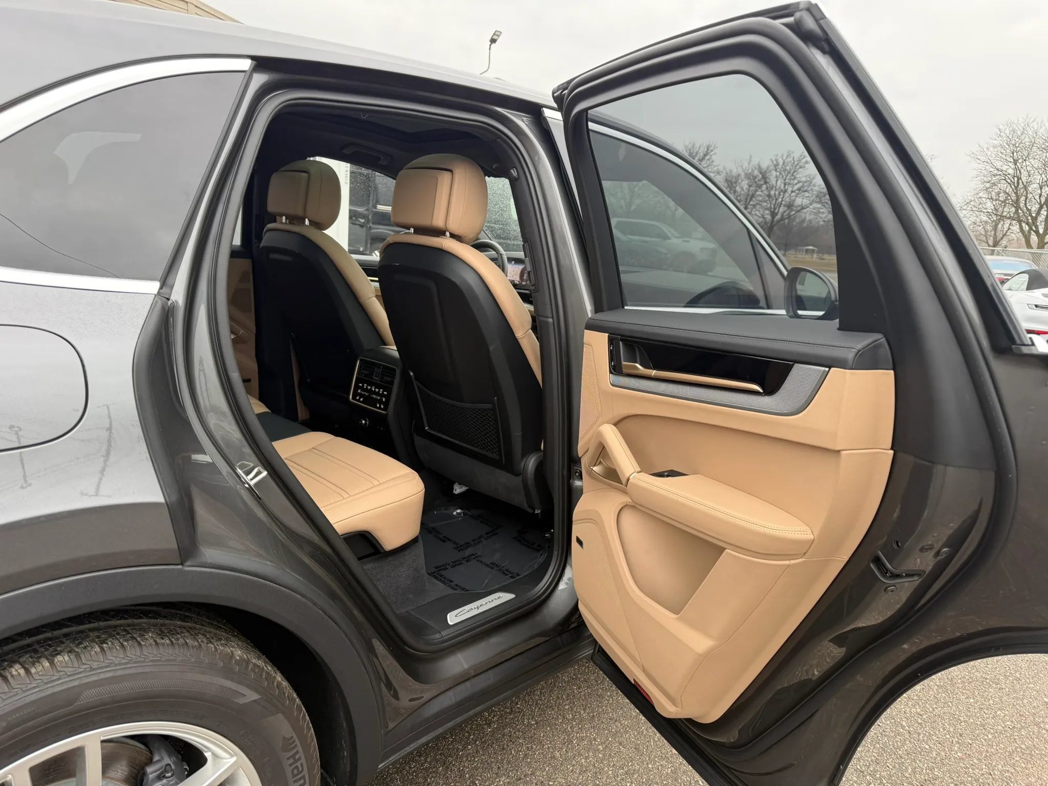 Used 2025 Porsche Cayenne E-Hybrid w/ Premium Package Plus AWD/4WD image 30