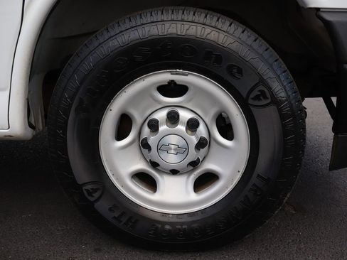 Used 2017 Chevrolet Express 2500 image 37