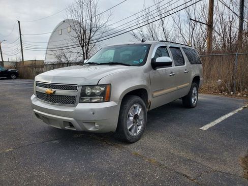 Used 2008 Chevrolet Suburban LTZ w/ LTZ Preferred Equipment Group image 2