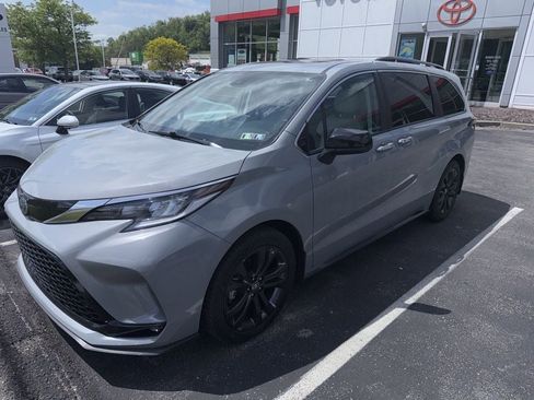 Certified 2024 Toyota Sienna XSE w/ XSE Plus Package FWD image 1