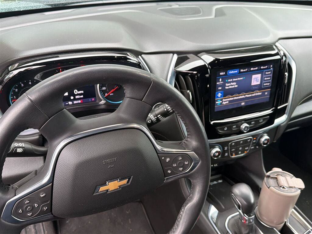 Used 2022 Chevrolet Traverse LT w/ LT Premium Package AWD/4WD image 17