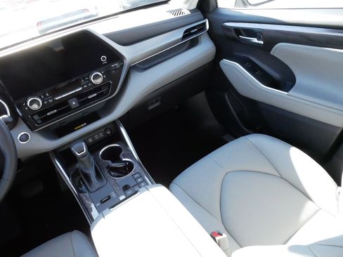 Certified 2025 Toyota Highlander Limited image 11