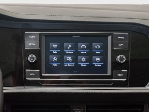 Used 2024 Volkswagen Jetta SE FWD image 17