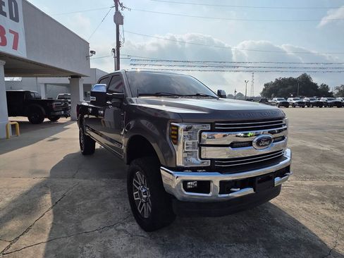 Used 2018 Ford F250 Lariat w/ Chrome Package image 9