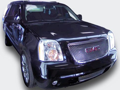 Used 2011 GMC Yukon XL Denali image 1
