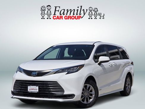 Used 2021 Toyota Sienna LE image 1