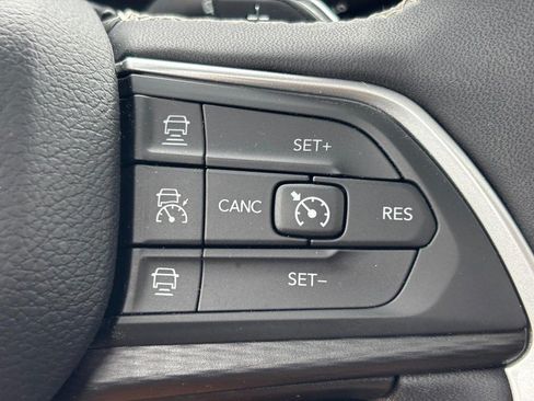 Used 2023 Jeep Grand Cherokee Altitude AWD/4WD image 17