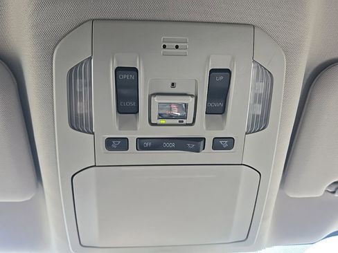 Used 2023 Toyota Highlander XLE image 26