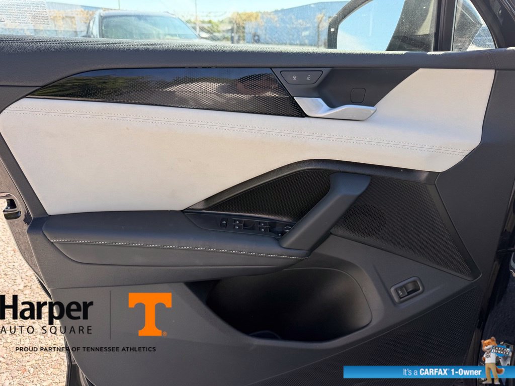 Used 2025 Volkswagen Tiguan SE w/ Panoramic Sunroof Package AWD/4WD image 18