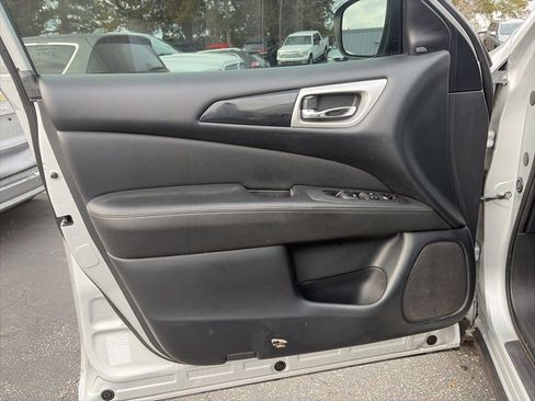 Used 2019 Nissan Pathfinder SV image 14