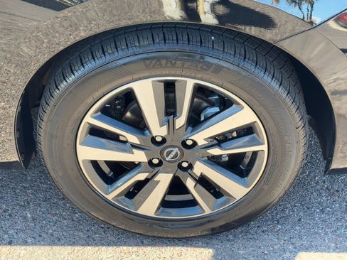 Used 2025 Nissan Versa SV image 8