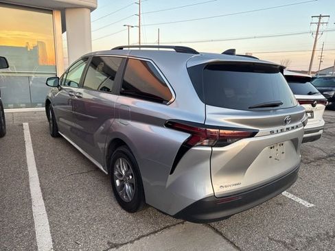 Used 2025 Toyota Sienna LE w/ LE Plus Package image 6