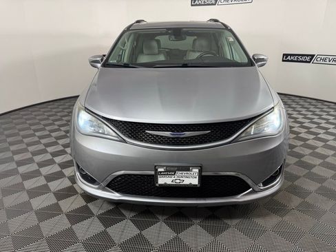 Used 2020 Chrysler Pacifica Limited image 9
