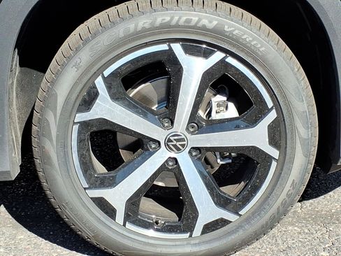 New 2026 Volkswagen Tiguan SE FWD image 6