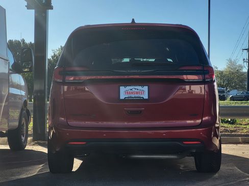 Used 2024 Chrysler Pacifica Touring-L w/ S Appearance Package AWD/4WD image 4