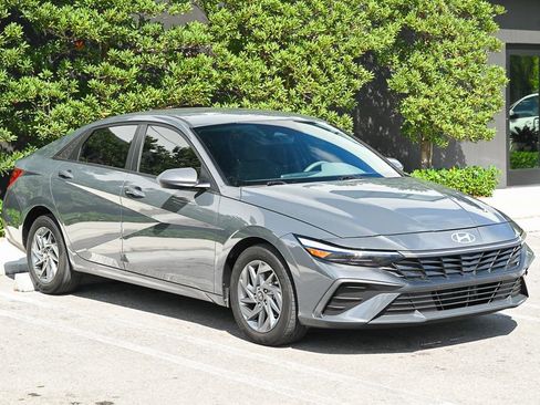 Used 2024 Hyundai Elantra Blue FWD image 3