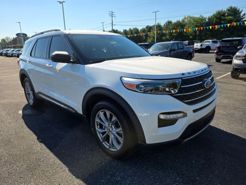 Certified 2022 Ford Explorer XLT w/ Equipment Group 202A AWD/4WD image 7
