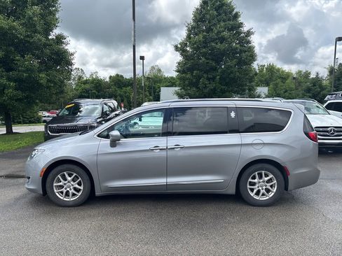 Used 2020 Chrysler Pacifica Touring-L FWD image 4