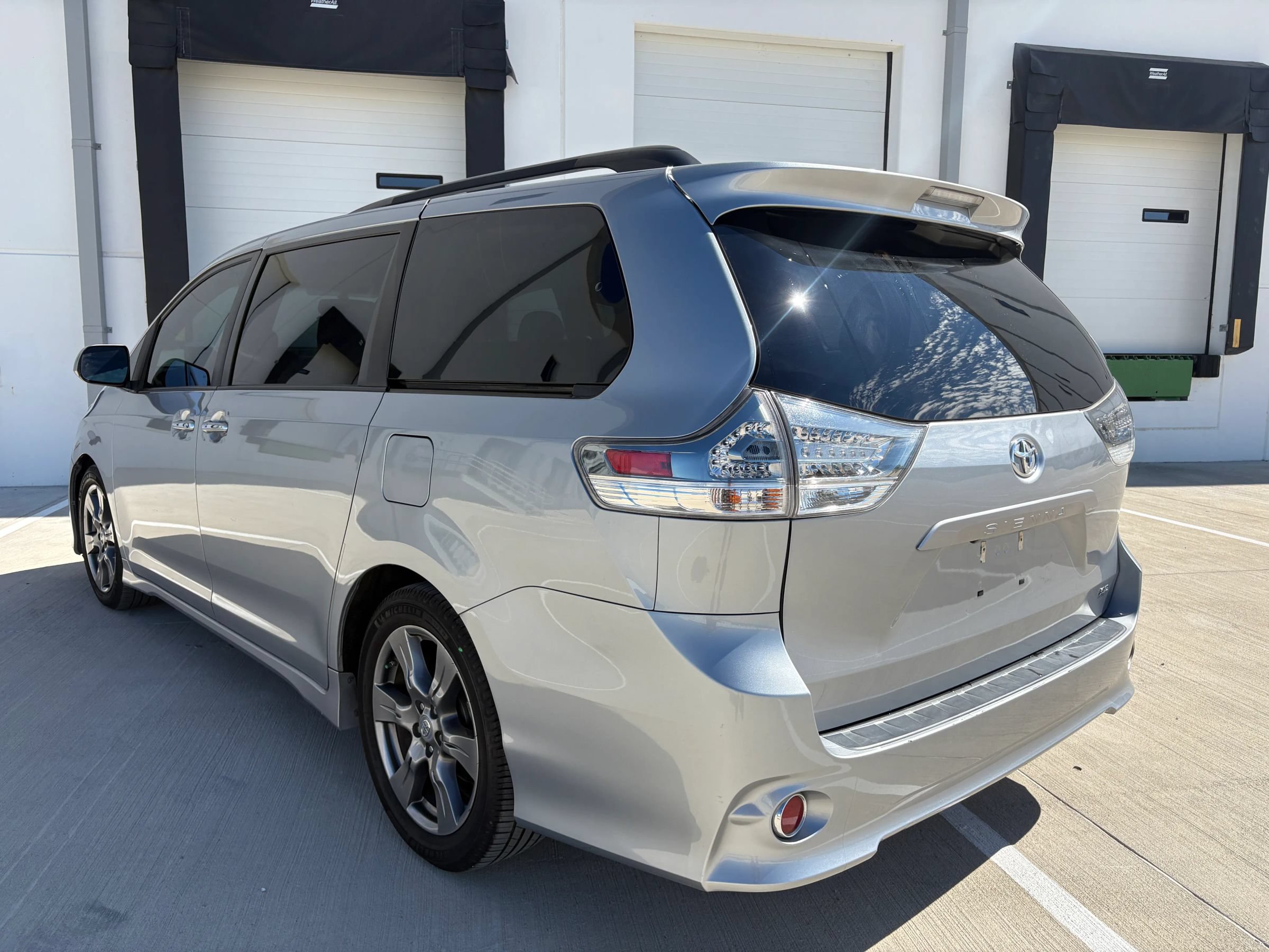 Used 2017 Toyota Sienna SE Premium FWD image 5