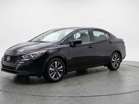 Used 2025 Nissan Versa SV image 3