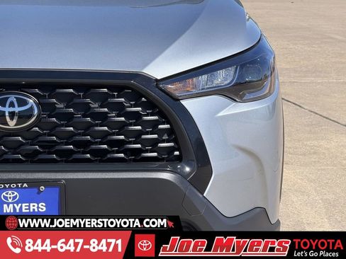 Used 2025 Toyota Corolla Cross LE image 4