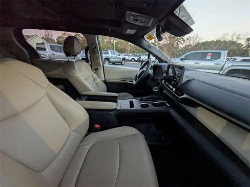 Used 2021 Toyota Sienna XLE image 10