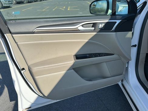 Used 2017 Ford Fusion SE w/ Fusion SE Technology Package FWD image 13
