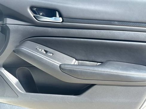 Used 2025 Nissan Altima 2.5 SV image 19