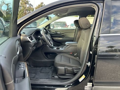 Used 2023 GMC Acadia SLE image 2