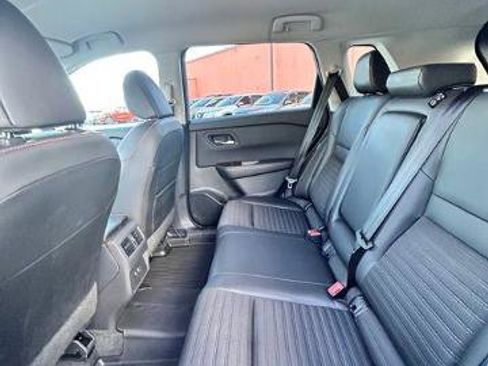 Certified 2025 Nissan Rogue SV image 29