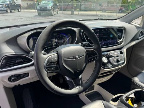 Used 2023 Chrysler Pacifica Touring-L FWD image 7