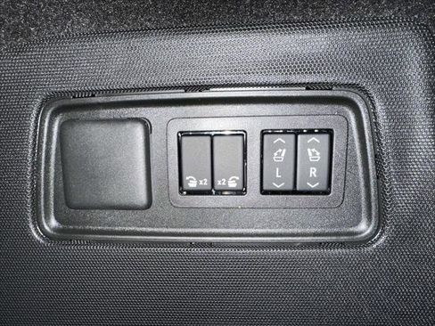 Used 2025 Cadillac Escalade ESV Sport image 11