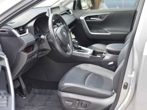 Used 2019 Toyota RAV4 Limited image 7