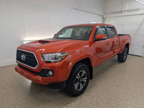 Used 2017 Toyota Tacoma TRD Sport AWD/4WD image 2