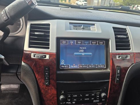 Used 2014 Cadillac Escalade Luxury AWD/4WD image 17